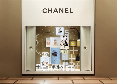 negozio chanel milano vetrine
